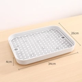 Vassoio drenante rettangolare bianco, dimensioni 34x26x4cm, su superficie in legno - Bianco Sporco