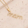 Dettaglio del ciondolo Mom dorato con zirconi incastonati su pietra testurizzata - Stile mom Lettera Piccola Zirconia Trasparente (4#)