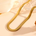 Dettaglio della collana piatta a serpente dorata con trama intrecciata e finitura lucida - Collana Oro (N613)
