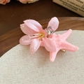 Gros plan d'une pince à cheveux étoile de mer rose avec pétales en satin et diamants - Pince à bec de canard (Rose)