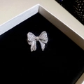 Spilla a fiocco in argento scintillante con zirconi in una confezione regalo per gioielli - Spilla a Fiocco - Argento