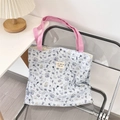 Detail van de gewatteerde canvas tas met kattenprint in blauw en roze contrast - Kwal