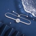 Detail van bloemvormige zilveren armband met zirkonia pavé en verstelbare schuifsluiting - Bloemenstijl (3款)