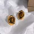 Détail de boucles d'oreilles dorées irrégulières avec pierres œil de tigre sur papier - Boucles d'Oreilles Oeil de Tigre Ovales (Tige en Argent Anti-allergie) / Or-Café (Foncé)