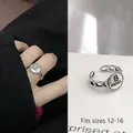 Anello a catena vintage in argento con piastra metallica circolare e incisione B - Catena con Piastrina Lettera B Vintage / Argento Antico