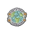 Spilla smaltata Earth Day con testo Earth Day Every Day e dettagli floreali su sfondo bianco - Stile EARTH DAY EVERY DAY (QHXZ1180)