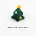 Détail de la broche sapin de Noël en peluche brodée, dimensions H 5,7 cm L 4,8 cm - Sapin de Noël Avec Broche