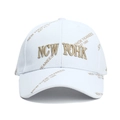 Gros plan sur casquette blanche avec broderie 3D dorée et texture de coton de qualité - Réglable / Blanc