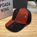 Glitzernde Baseballkappe aus Denim mit roten und schwarzen Strasssteinen im Colorblock-Stil - Einstellbar (54-58cm) / Schwarz Mit Schwarz-Roten Strasssteinen