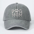 Dettaglio del cappellino da baseball vintage grigio lavato con ricamo DOG MOM - Taglia unica / Grigio