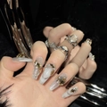 Faux ongles dorés scintillants avec perles et bagues vintage sur fond noir réfléchissant - Très Petit (XS) / Années d'Or