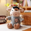 Lindo peluche de vaca con suéter de punto gris en un ambiente acogedor - Estilo Suéter Gris