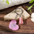 Portachiavi a cuore rosa Love Is Love con nappa rosa su sfondo di legno e pietra naturale - LOVE IS LOVE (24060424-Stile 4)