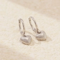 Orecchini a cuore in argento S925 stile huggie con texture a coste e pendente a cuore - Argento 925 / Oro Bianco