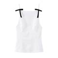Top bianco minimalista con spalline a fiocco nere a contrasto su sfondo bianco semplice - XS / Bianco