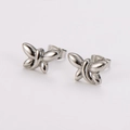 Détails macro des boucles d'oreilles libellule en acier inoxydable argent poli - Argenté