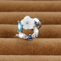 Vue macro de boucles d'oreilles fleur avec gemmes bleues et blanches sur support velours - Y25048-6 Argent (Fleur à cinq pétales)