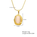 Collier en acier inoxydable doré avec pendentif ovale en œil de chat sur fond blanc pur - Doré