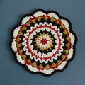Sous-verre bohème au crochet fait main avec motifs circulaires rouges et jaunes - Tapis N° 11