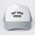 Detail van de grijs-witte truckerpet met de tekst Shit Show Supervisor erop - Eén maat / Grijs Wit