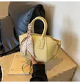 Hellgelbe Beuteltasche mit Litschi-Muster, Seidenschal-Griff und goldenen Details - Gelb