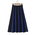 Detail van de blauw-zwart verticaal gestreepte gebreide plissérok met gladde textuur - S / Zwart en Koningsblauw Color Block