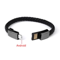 Dettaglio del braccialetto USB in pelle nera intrecciata con porta Micro-USB Android - Stile Nero con Interfaccia Android Micro-USB