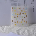 Gros plan détaillé des autocollants 5D à relief ours et abeille pour nail art - Ours au Miel (TS-095)