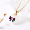Détail macro du collier doré avec pendentif cœur blanc, nœud noir et pierre rose - Cœur Transparent Style Nœud Papillon
