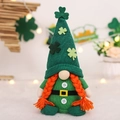 Groene St. Patrick's Day kabouter met klavergebreide muts en oranje gevlochten haar - Vrouwelijke Pop Ornament (Vlechtenstijl)