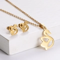 Elegantes Set aus goldener Schwan-Halskette und Ohrringen auf weißem Stein - Schwanen-Set / Gold