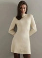 Detalle del tejido de punto acanalado blanco crema y el puño de la manga larga del vestido - S / Blanco