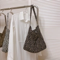 Nahaufnahme von Canvas-Tragetaschen mit Leopardenmuster in einem minimalistischen Schrank - Schwarz und Grau Leopardenmuster