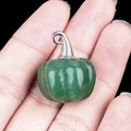 Ciondolo zucca in avventurina verde con cappello da mago tenuto sulla mano - Avventurina Verde