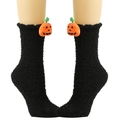Detailansicht schwarzer Plüsch-Thermosocken mit festlicher 3D-Kürbispuppe am Bund - Kürbiskopf / Schwarz
