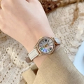 Elegante reloj de cuarzo dorado con correa de cuero blanco y esfera de nácar para mujer - Blanco