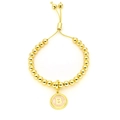 Détail du bracelet à perles dorées ajustable avec pendentif en émail rose et la lettre B - Lettre B