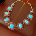 Detalle de collar vintage dorado con piedras turquesas y brillantes rojos - 29# Collar-Dorado-Rojo-Azul