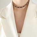 Schicker Choker aus roségoldenem Metall und schwarzem Leder am Hals eines Models - Halskette / 34+5cm / Roségold