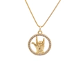Collana dorata con pendente a cerchio gesto della mano e zirconi su sfondo bianco - Gesto I Love You