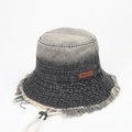 Detail eines Jeans-Sonnenhuts mit ausgefranstem Rand, Leder-Logo und winddichtem Kordelzug - M(56-58cm) / Schwarz