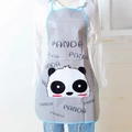 Grembiule impermeabile grigio con stampa panda e bordo blu su un manichino - Panda Grigio