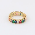 Detalle de anillo de eternidad dorado con circonitas de colores corte baguette - US 6 / Anillo de Arcoíris
