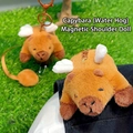 Simpatico portachiavi in peluche capybara marrone con ali bianche e attacco magnetico - Peluche da Spalla Magnetico