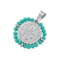 Dettaglio macro della medaglia di San Benedetto con perle sfaccettate verde menta e incisioni - Argento Platino e Cristallo Verde