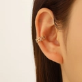 Ear cuff minimalista dorado con forma de corazón y diseño de clip sin agujero - Corazones Huecos Vinculados - Dorado (A-326)