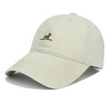 Detalle de gorra de béisbol de algodón beige con bordado de un pequeño perro marrón - Ajustable / Blanco Roto