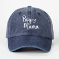 Detail der Boy Mama Stickerei und des Herzsymbols auf einer dunkelblauen Jeans-Kappe - Einheitsgröße / Marineblau