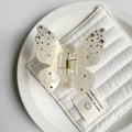 Primer plano de pinza para el cabello de mariposa crema con pedrería y muelle dorado - Blanco