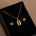 Conjunto de joyas de acero dorado con colgante de cuchilla y pendientes de corazón en caja - X476
